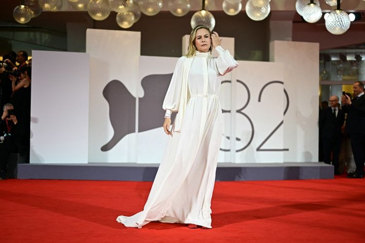 Alicia Silverstone berjalan di red carpet Venice Film Festival 2025 atau Festival Film Venesia 2025 di Venice Lido, Venesia, Italia, pada Kamis (28/8/2025).