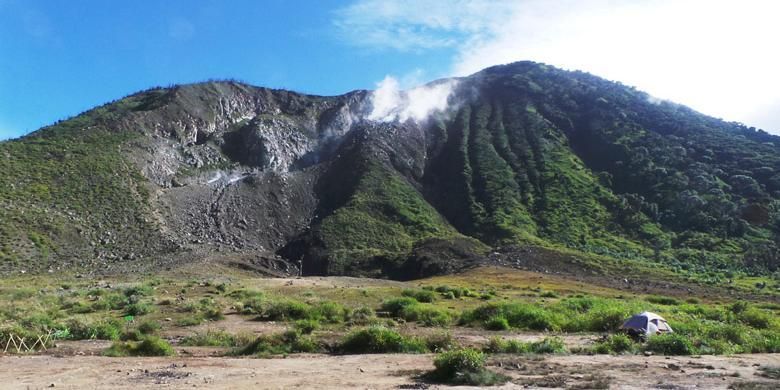 Pendaki mendirikan tenda di lahan datar sekitar R54 dekat kawah Gunung Talang, Solok, Sumatera Barat, Rabu (1/6/2016). Dari Gunung Talang, pendaki bisa melihat pesona tiga danau di Kabupaten Solok. Tiga danau tersebut adalah Danau Di Atas, Danau Di Bawah, dan Danau Talang.