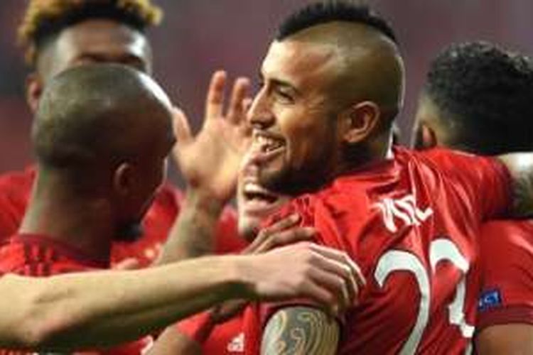 Arturo Vidal merayakan gol Bayern Muenchen ke gawang Benfica di Allianz Arena, Selasa (5/4/2016). 