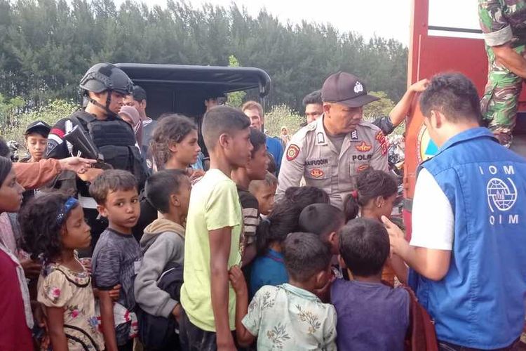 Petugas Kepolisian dan pihak IOM mengevakuasi 184 Imigran Rohingya yang terdapar di Pantai Lamnga, Aceh Besar pada Minggu (8/1/2023). Mereka akan ditempatkan di Gedung UPTD Dinas Sosial di Ladong. Lokasi yang sama ditampungnya 57 imigran rohingya yang terdampar pada 25 Desember 2022 lalu.