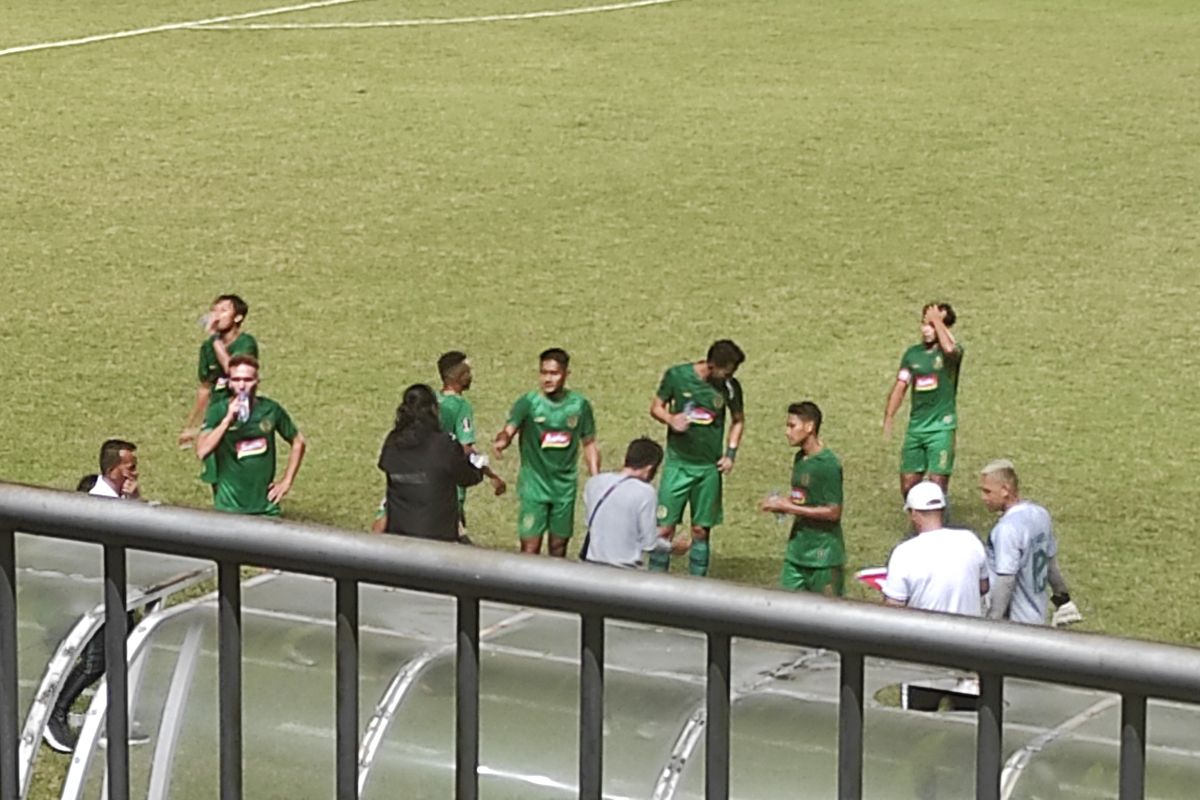 Pelatih PSS Sleman, Seto Nurdiyantoro, memberikan instruksi kepada anak asuhnya saat water break dalam laga semifinal leg pertama Piala Presiden 2022 melawan Borneo FC Samarinda di Stadion Maguwoharjo, Kamis (7/7/2022) malam WIB.