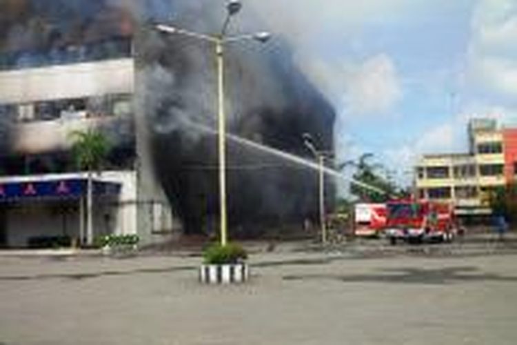 Asap hitam masih menutupi gedung Medan Plaza, terlihat petugas Damkar coba padamkan api