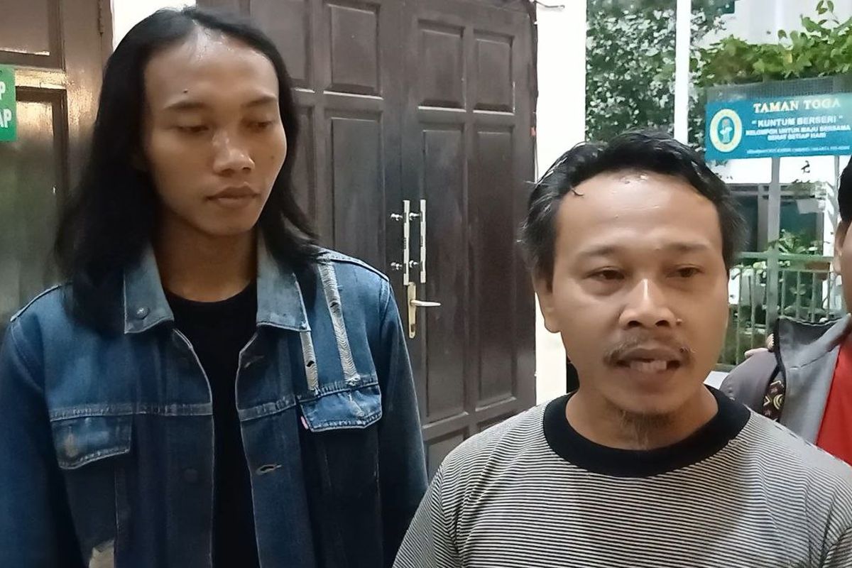 Ayah dari asisten rumah tangga! (ART) bernama Siti Khotimah yang dianiaya majikan, Suparno (kanan), saat ditemui wartawan di Pengadilan Negeri Jakarta Selatan, Rabu (5/7/2023). 