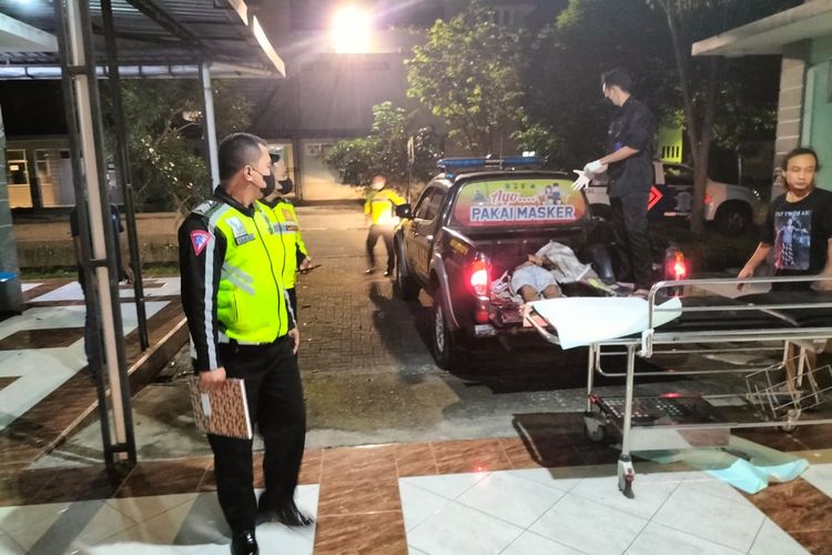 EVAKUASI--Dua pemotor tewas ditempat setelah sepeda motor yang ditumpangi ditabrak kendaraam tak dikenal di ruas jalan jurusan Ponorogo-Siman-Jetis,Desa Demangan, Kecamatan Siman Kabupaten Ponorogo, Jawa Timur, Senin (4/4/2022). Kedua jenazah dievakuasi di fasilitas kesehatan terdekat. 