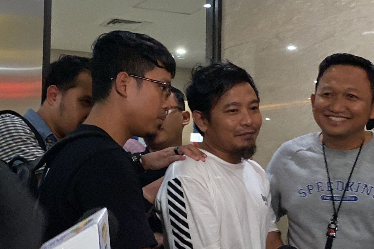Vokalis band Zivilia, Zulkifli alias Zul Zivilia (baju putih) usai menjalani pemeriksaan terkait jaringan bandar besar narkotika Fredy Pratama di Bareskrim Polri, Jakarta Selatan, Kamis (5/10/2023). 