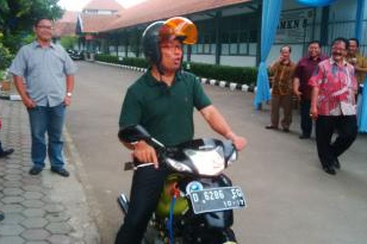 Wali Kota Bandung sedang mencoba sepeda motor berbahan bakar gas di SMK Negeri 8 Bandung