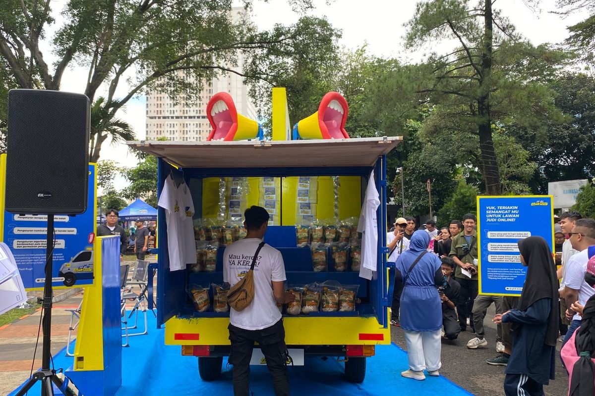 Warga Dapat Sembako dan Kaos Usai Main Game Edukatif Mobil “Judi Pasti Rugi” di CFD Depok