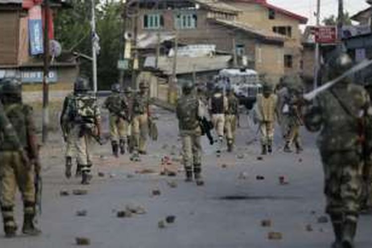 Pasukan keamanan India berpatroli di wilayah Srinagar, Kashmir yang dikontrol India, 7 September 2106 . Dua orang tewas dan sedikitnya 25 lainnya cedera, Sabtu (10/9/2016), dalam bentrokan aparat dengan para demonstran.
