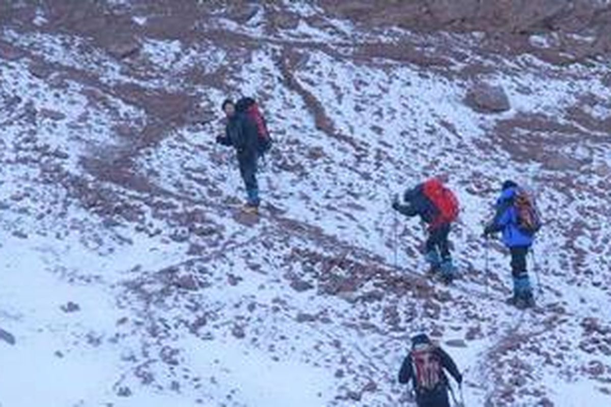 Tim mulai melakukan percobaan kedua mendaki Aconcagua, Argentina, dengan bertolak dari Plaza de Mulas (4.300 meter di atas permukaan laut) menuju kamp 2 Nido de Condores (5.400 mdpl), Jumat (31/12) sekitar pukul 09.00 waktu setempat. Rencananya, tim yang terdiri dari tiga orang ini akan mencapai puncak pada 2 Januari mendatang. Percobaan kedua dilakukan karena hanya tiga pendaki yang dapat mencapai puncak pada 27 Desember lalu.