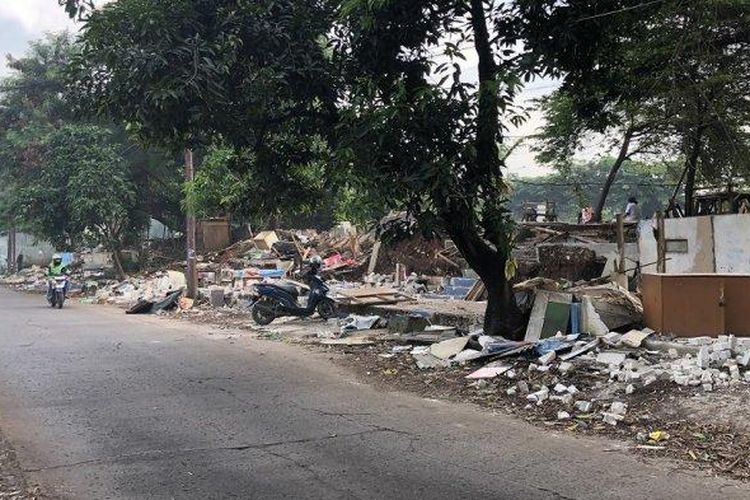 Bangunan liar (bangli) di bantaran Kalimalang dekat Kampus Universitas Islam 45 (UNISMA) Kecamatan Bekasi Timur, dibongkar, Senin (2/6/2025). 
