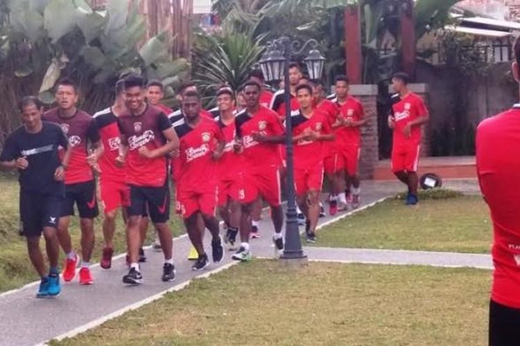 Para pemain Persiba Balikpapan berlatih ringan di halaman Hotel Topas, Bandung, Sabtu (4/2/2017).