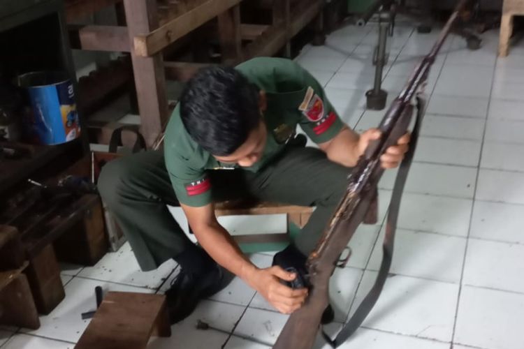 Kesdam XVI Pattimura penerima satu pucuk senjata api rakitan laras panjang dari warga desa Hulaliw, kecamatan Pulau Haruku, Maluku Tengah, Senin (12/9/2022)
