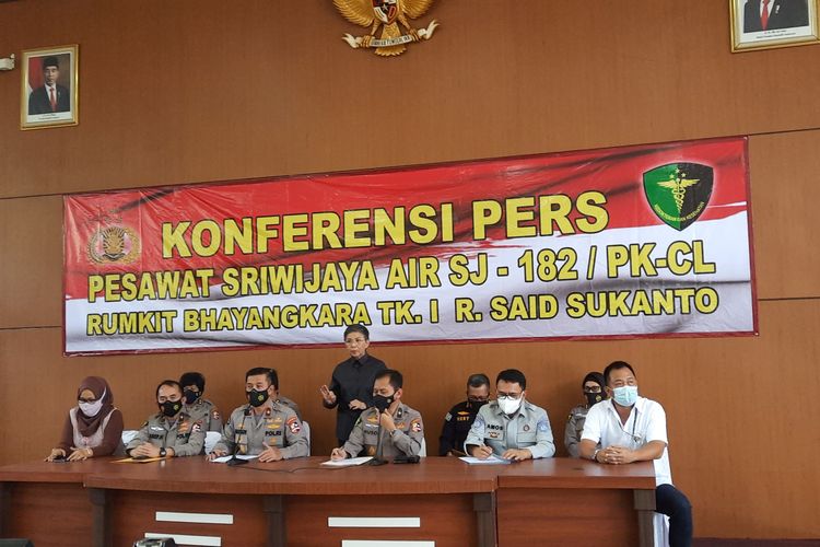 Konferensi pers terkait hasil identifikasi korban pesawat Sriwijaya Air SJ 182 di RS Polri Kramat Jati, Jakarta Timur, Selasa (2/3/2021)