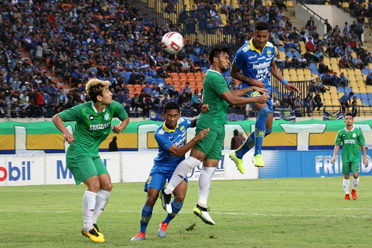 Calon penyerang Persib Bandung, Wander Luiz (biru), berduel udara dengan pemain belakang Melaka United, saat kedua tim beruji tanding, di Stadion Si Jalak Harupat, Kabupaten Bandung, Sabtu (1/2/2020). 
