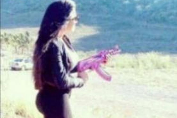 Claudia Ochoa Felix alias The Empress of Antrax berpose dengan AK-47 berwarna pink.