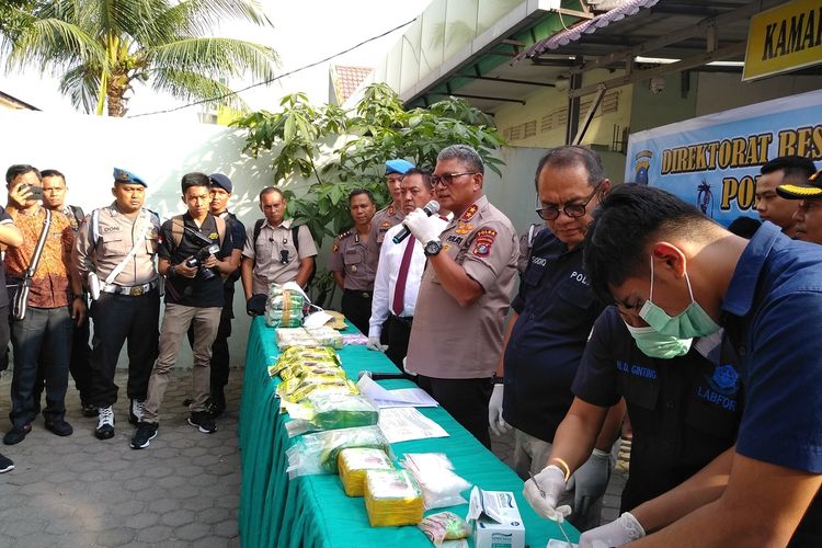 Kapolda Sumatera Utara, Irjen Pol Martuani Sormin mengatakan, pihaknya berhasil menggagalkan peredaran narkoba jenis sabu-sabu sebanyak 22,52 kg dan pil ekstasi sebanyak 11.000 butir dari dua jaringan atau sindikat peredaran narkoba. Dalam pengungkapan kasus tersebut, polisi mengamankan 7 orang tersangka dan 1 di antaranya tewas.