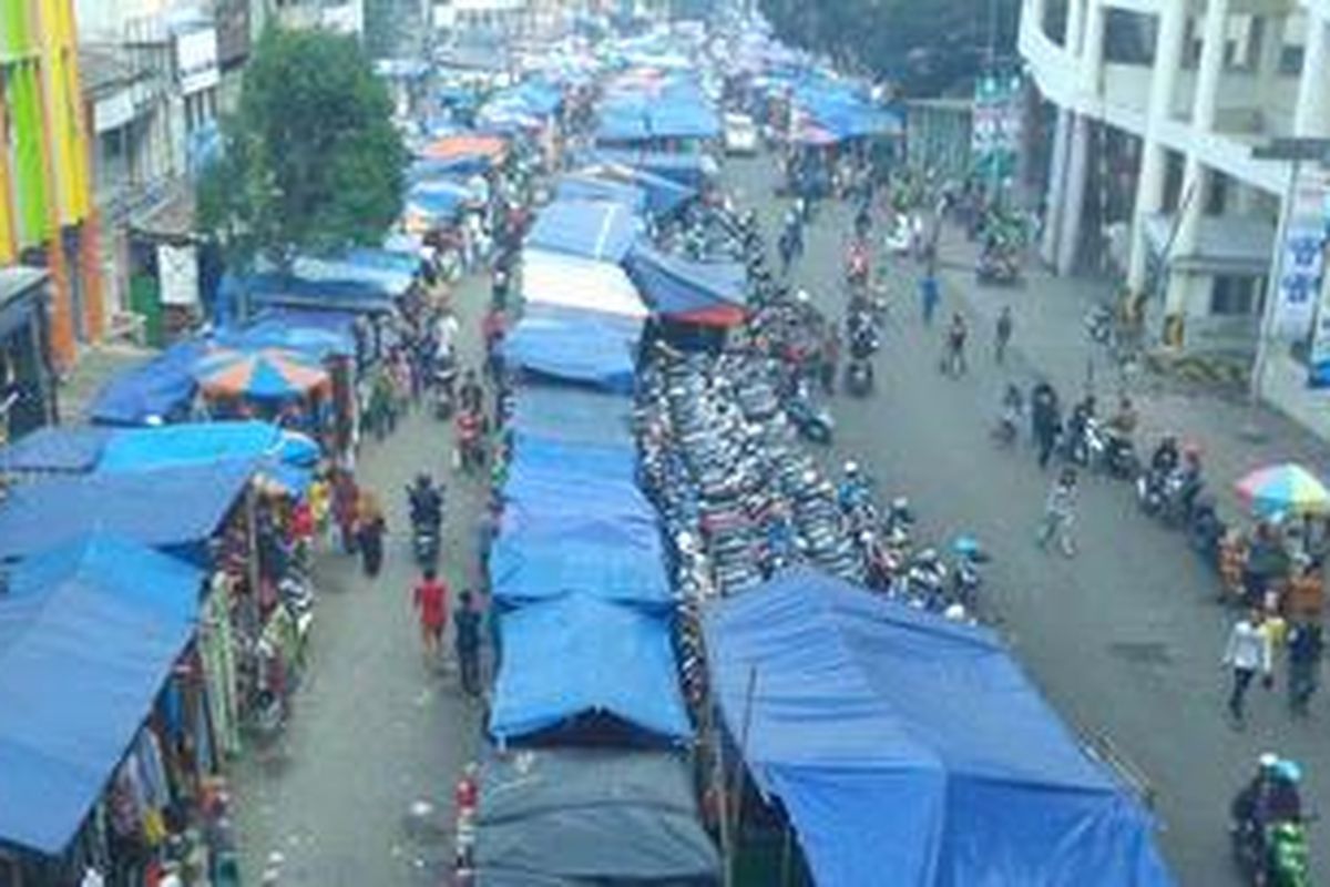 Lapak-lapak pedagang kaki lima kembali memenuhi Jalan Kebon Jati, Tanah Abang, Jakarta Pusat, Jumat (7/6/2013). Lokasi itu sebelumnya telah dibersihkan dari para pedagang pada Rabu (5/6/2013).
