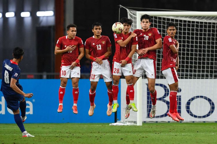 Pemain Singapura Shahdan Sulaiman (kiri) melepaskan tendangan bebas pada pertandingan leg kedua semifinal Piala AFF 2020 antara Singapura vs Indonesia di National Stadium, Singapura, Sabtu (25/12/2021). Timnas Indonesia dipastikan melaju ke final Piala AFF 2020 setelah menumbangkan Singapura 4-2 pada laga semifinal kedua.