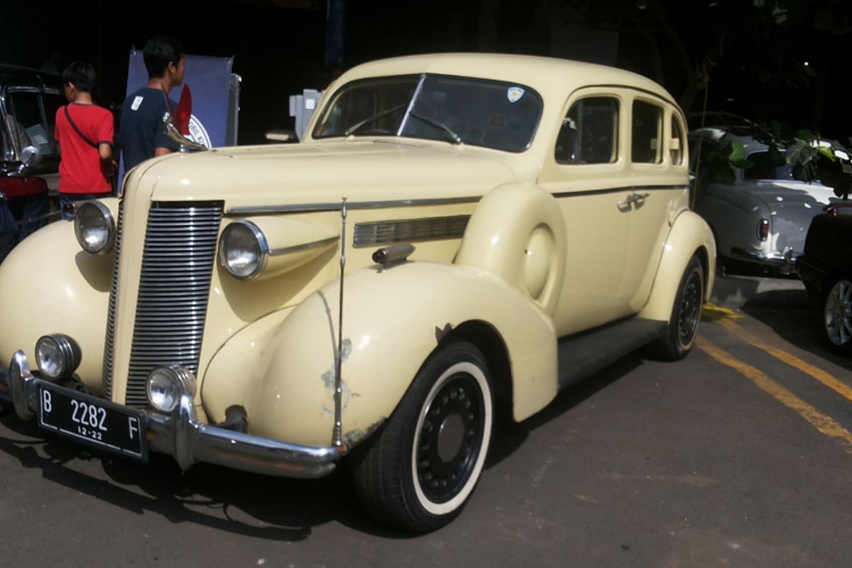 Buick Special lansiran 1937 yang ikut meramaikan pameran Classic for The Young Generation yang diadakan Perhimpunan Penggemar Mobil Kuno Indonesia (PPMKI) di Maxxbox Lippo Village, Tangerang, Sabtu (31/3/2018). 