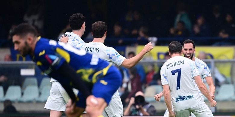 Piotr Zielinski merayakan gol dengan Hakan Calhanoglu dalam pertandingan sepak bola Serie A Liga Italia antara Hellas Verona vs Inter Milan di Stadion Bentegodi di Verona, pada 2 November 2025. (Foto oleh Piero CRUCIATTI / AFP)
