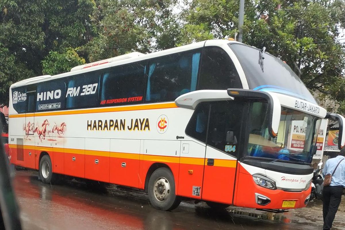Bus AKAP Hino RM 380