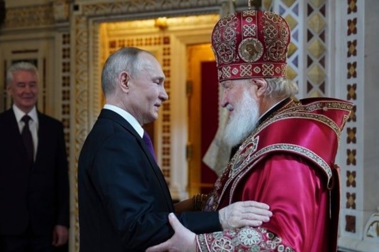 Patriark Gereja Ortodoks Rusia Kirill (kanan) menyapa Presiden Rusia Vladimir Putin setelah melakukan kebaktian Paskah Ortodoks di Katedral Kristus Juru Selamat, di Moskow, Rusia, Minggu, 16 April 2023. 