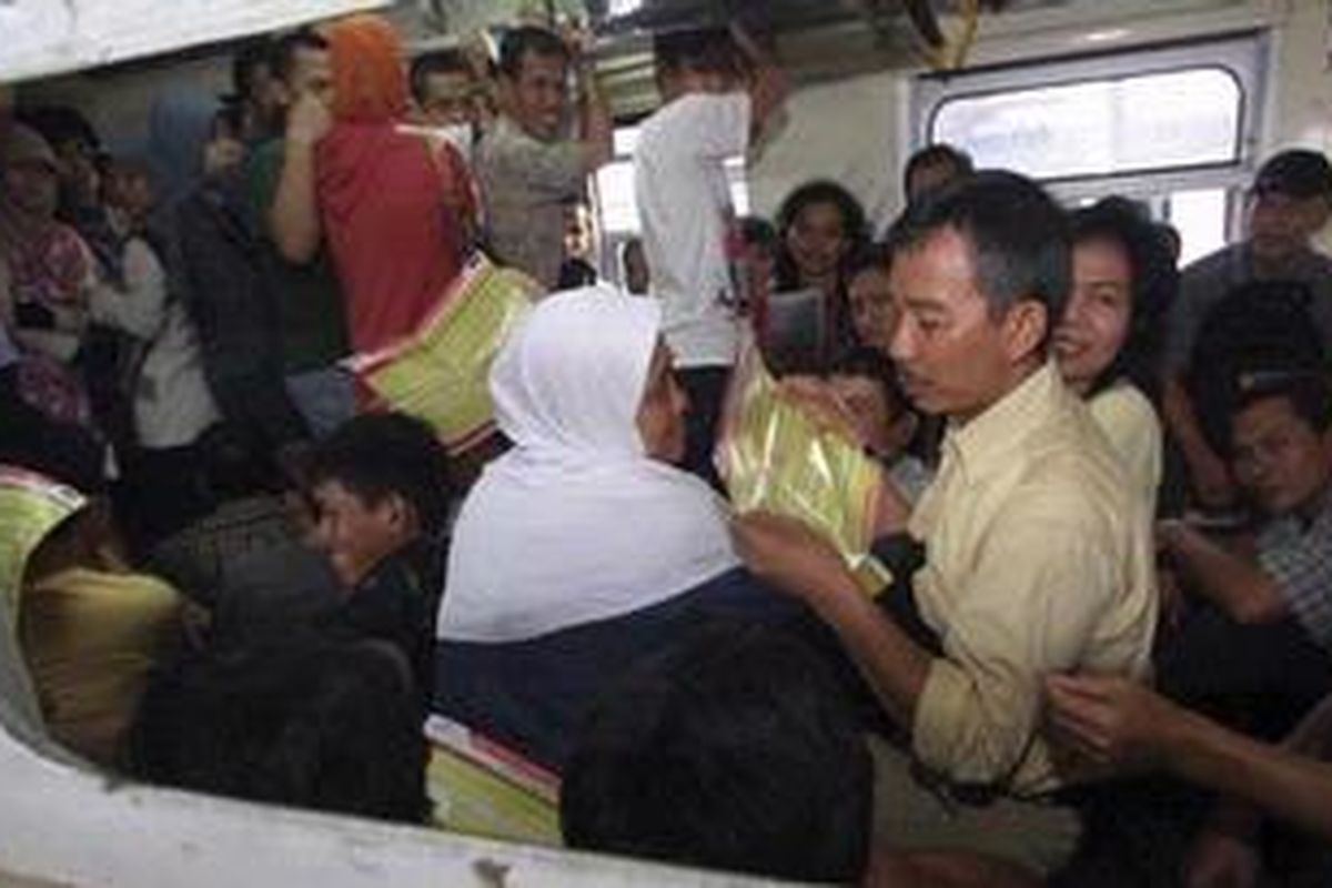 Pengguna kereta api mempelajari lembar informasi perubahan jadwal dan jalur jalur melingkar (loop line) yang mulai dibagikan di Stasiun Manggarai, Jakarta, Rabu (30/11/2011). PT Kereta Api (KA) melalui PT KA Commuter Jabodetabek (KCJ) akan melakukan uji coba pola operasi loopline (jalur melingkar) kereta rel listrik (KRL) pada 1-4 Desember 2011. 