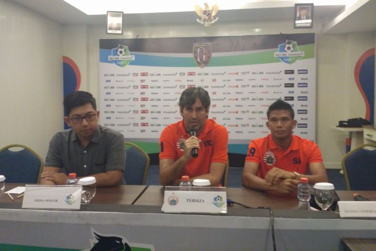 Pelatih Persija, Stefano Cugurra (tengah), saat memberikan keterangan pers menjelang pertandingan menghadapi Bali United.