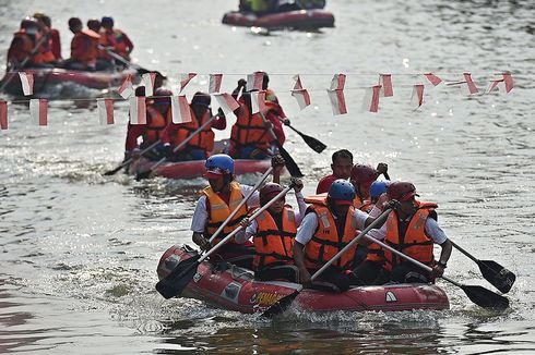 Warga Antusias Tonton Lomba Dayung di Pasar Baru