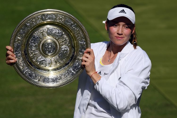 Elena Rybakina memamerkan trofi Wimbledon 2022. Elena Rybakina menjadi juara tunggal putri Wimbledon 2022 seusai menumbangkan Ons Jabeur (Tunisia) di partai final, Sabtu (9/7/2022).