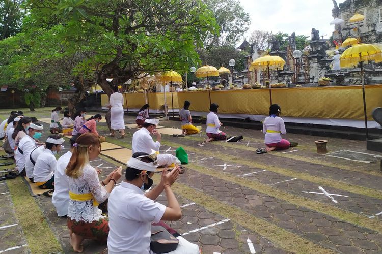 Umat Hindu saat melakukan persembahyangan di Pura Jaganatha Denpasar. 