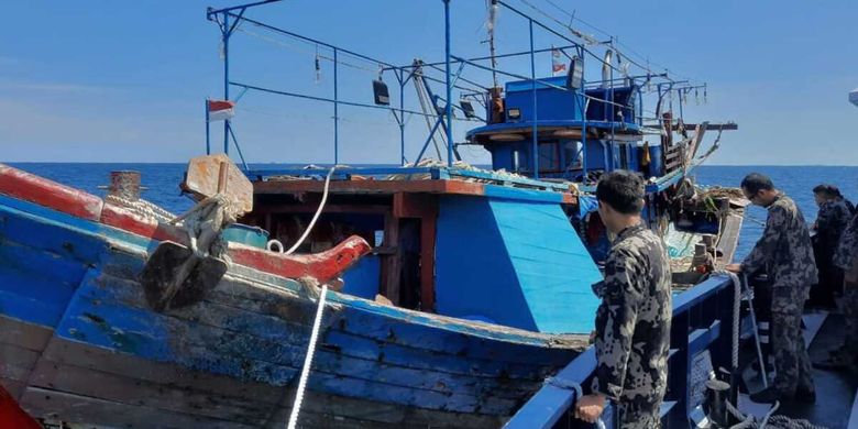 Ilustrasi: Petugas Kementerian Kelautan dan Perikanan (KKP) mengamankan kapal yang menangkap ikan dengan menggunakan pukat harimau (trawl) di perairan Provinsi Riau, Rabu (9/6/2021).