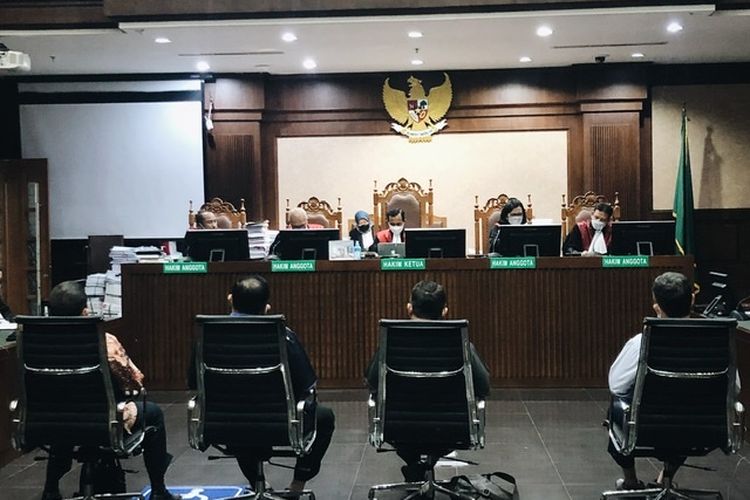 Empat terdakwa kasus dugaan korupsi PT Asabri Persero dalam persidangan pembacaan vonis di Pengadilan Tindak Pidana Korupsi (Tipikor) Jakarta, Selasa (4/1/2022). 