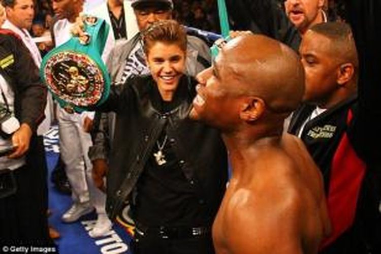 Penyanyi Justin Bieber merayakan kemenangan Floyd Mayweather atas Miguel Cotta pada tahun 2012.