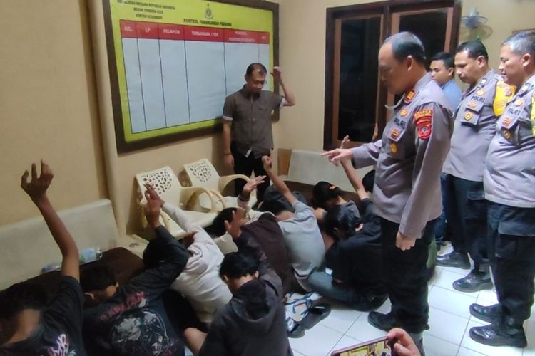 Kapolsek Kedawung AKP Ahmad Nasori bersama jajaran Polsek Kedawung meminta keterangan dari belasan remaja yang diamankan saat patroli sahur, Rabu (27/3/2024) dini hari. Kesebelas anak yang tergabung dalam geng night Casper ini diduga hendak melakukan tawuran konten.