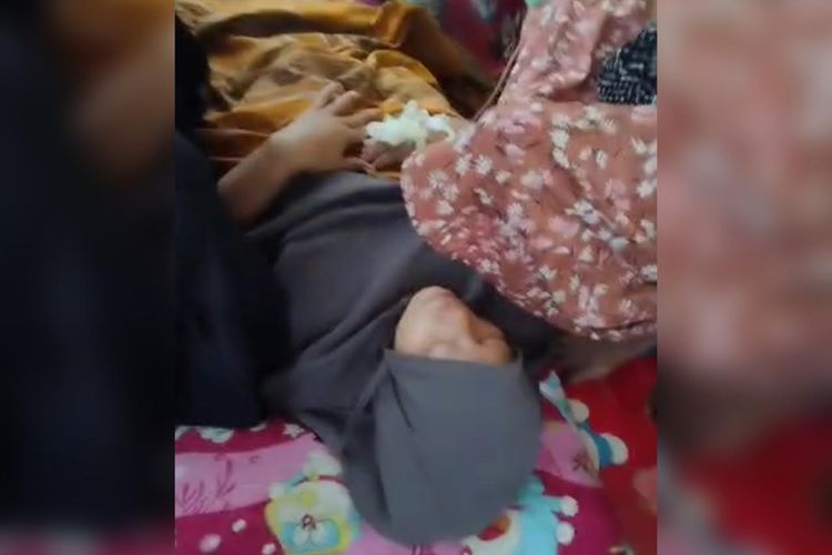 ibu hamil di Desa Pagerungan Kecil, Kecamatan Kepulauan Sapeken, Kabupaten Sumenep, Jawa Timur, melahirkan di atas kapal speed boat 