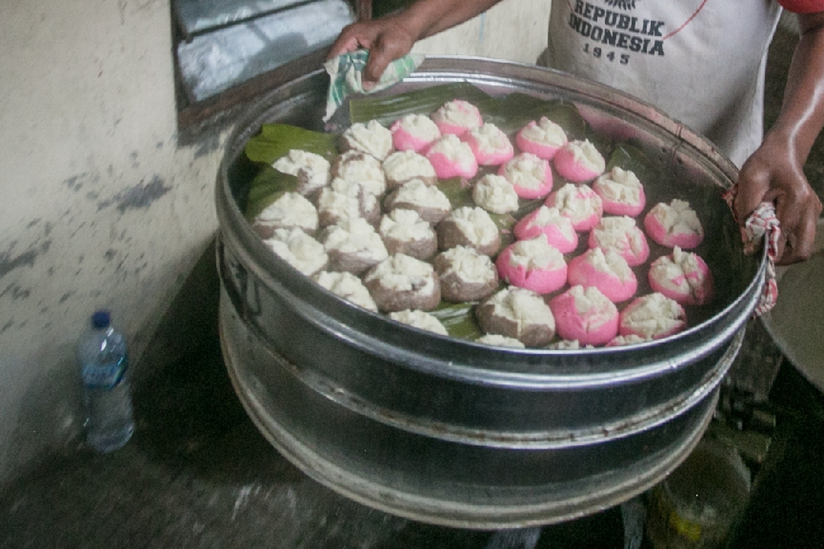 Potret kue moho, makanan legendaris khas Imlek di Kota Solo, Jawa Tengah.