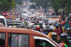 Lalu Lintas Jalan Raya Pondok Gede Berhenti Total