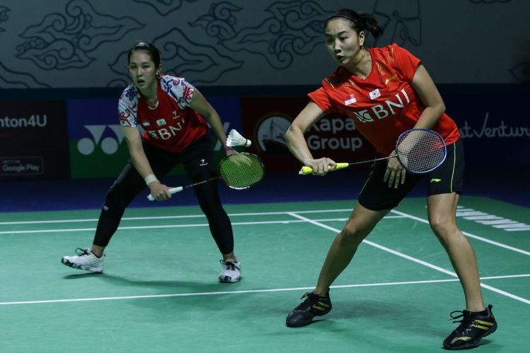 Ganda putri Indonesia, Febby Valencia Dwijayanti Gani/Ribka Sugiarto bertanding melawan ganda putri Korea Selatan, Lee So Hee/Shin Seung Chan pada babak 32 besar Indonesia Open 2022 di Istora Senayan, Jakarta, Rabu (15/6/2022). Langkah Febby/Ribka terhenti usai kalah dengan skor 21-16 dan 22-20.