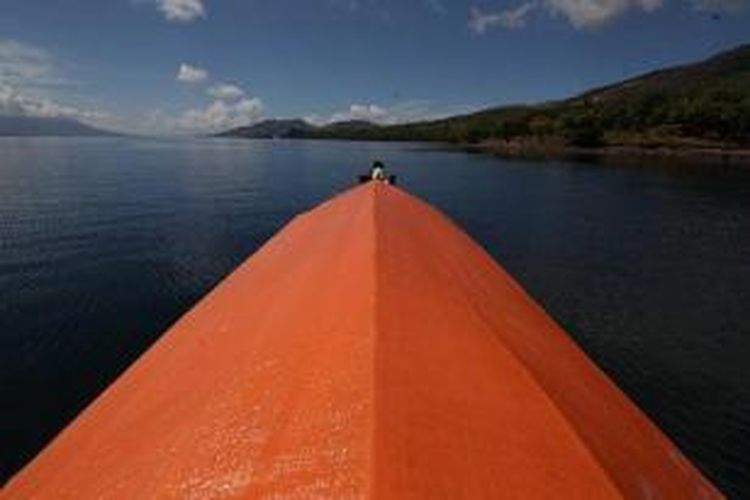 Penumpang duduk di geladak perahu yang melayani rute Pelabuhan Larantuka menuju Pulau Solor, Kabupaten Flores Timur, Nusa Tenggara Timur, Sabtu (18/5/2013). Perahu kayu menjadi sarana transportasi antarpulau di sekitar Larantuka.