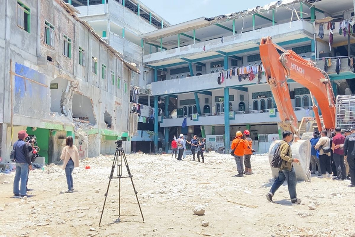Kondisi runtuhan mushala Ponpes Al Khoziny Sidoarjo usai ambruk, Selasa (7/10/2025)