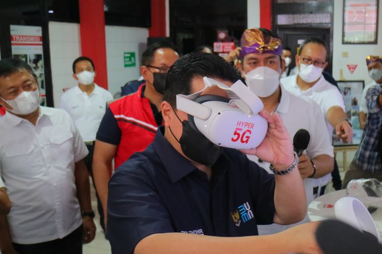 Menteri BUMN Erick Thohir (tengah) mencoba teknologi Virtual Reality yang telah didukung oleh jaringan 5G Telkomsel didampingi oleh Wakil Menteri II BUMN Kartika Wirjoatmodjo (kedua dari kiri) dan Direktur Utama Telkom Ririek Adriansyah (paling kiri) saat kunjungan kerja peninjauan kesiapan infrastruktur & layanan TelkomGroup menyambut G20 2022 di Nusa Dua, Bali, Selasa (28/12/2021).