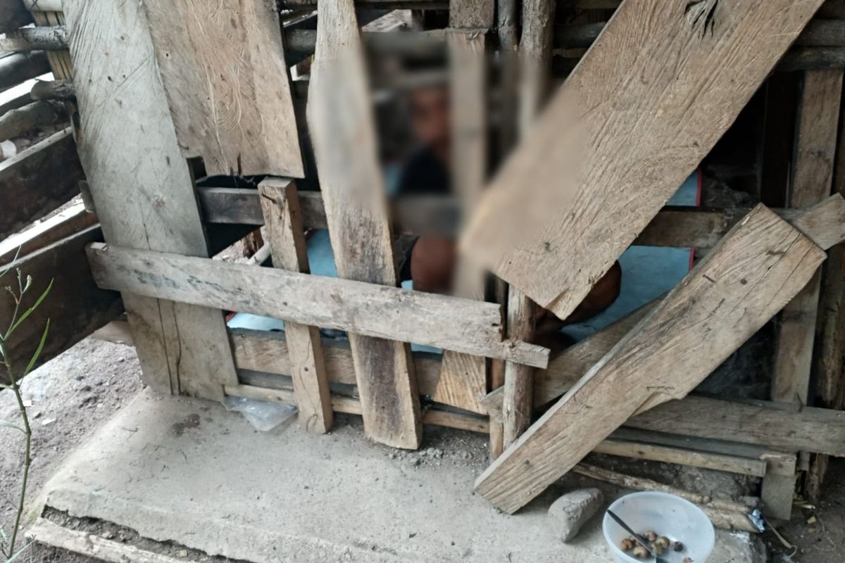 Hendrikus Hada Tapo (31) dikurung di sebuah gubuk reyot di depan rumahnya di Desa Ojandetun, Kecamatan Wulanggitang, Kabupaten Flores Timur, NTT