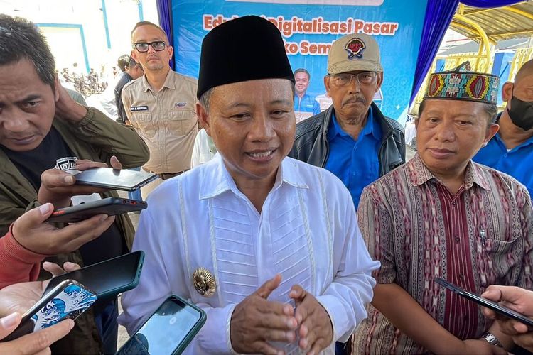 Wakil Gubernur Jawa Barat Uu Ruzhanul Ulum saat melakukan cek harga di pasar Soreang, Kabupaten Bandung Jawa Barat, pada Sabtu (15/4/2023).
