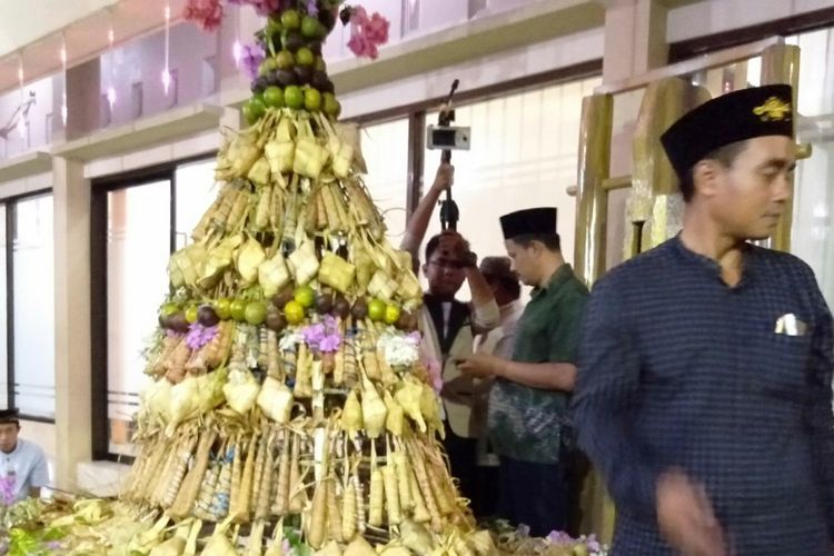 Tumpeng raksasa dari ketupat, lepet, buah-buahan dan sayuran, yang ada di Desa Sekapuk, Kecamatan Ujungpangkah, Gresik.