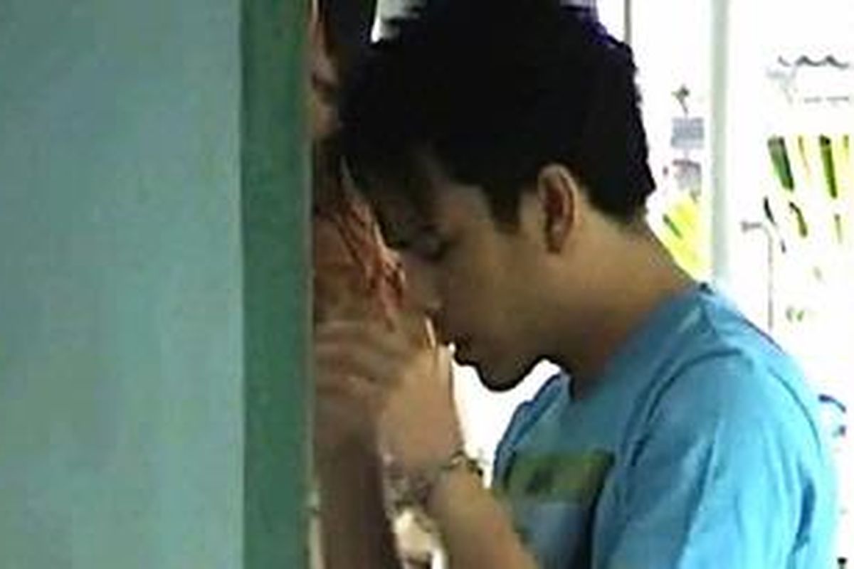 Vokalis Nazriel Irham alias Ariel saat menjalankan shalat di Rumah Tahanan Negara Klas I Kebon Waru, Bandung. 