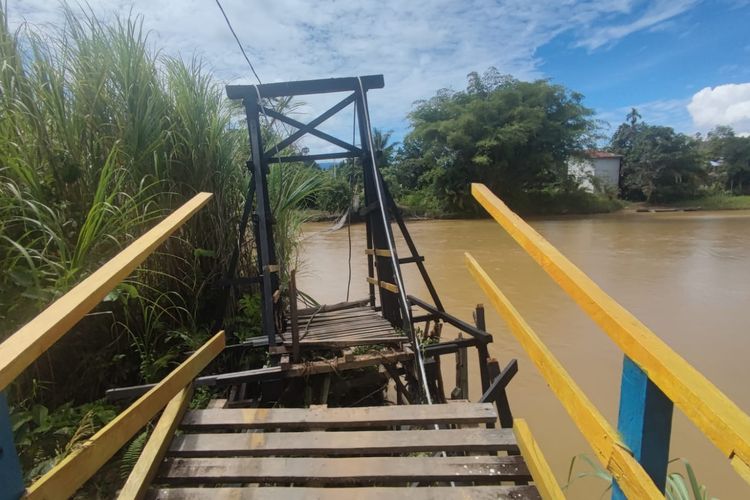 Sebuah jembatan gantung di Desa Bangun, Kecamatan Sepauk, Kabupaten Sintang, Kalimantan Barat (Kalbar) ambruk, Senin (3/7/2023) pukul 19.00 WIB. 