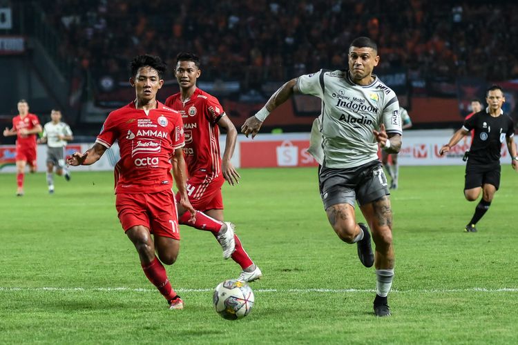 Ciro Alves (putih Persib) beraksi dalam pertandingan Persija vs Persib dalam laga tunda pekan ke-28 Liga 1 2022-2023 Jumat (31/3/2023) di Stadion Patriot Candrabhaga Bekasai. 