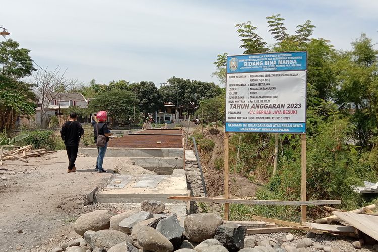 Pembangunan jembatan di Desa Sumberkolak, Kecamatan Panarukan, Kabupaten Situbondo, Provinsi Jawa Timur yang dikelola oleh kontraktor yang sekarang berstatus tersangka suap oleh KPK yakni Yossy S Setiawan.