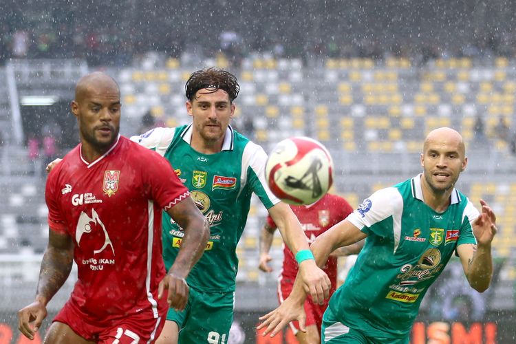 Pemain Persebaya Surabaya Dejan Tumbas dan pemain Malut United David da Silva mengejar bola saat laga pekan ke-17 Super League 2025-2026 yang berakhir dengan skor 2-1 di Stadion Gelora Bung Tomo Surabaya, Sabtu (10/1/2026) sore.